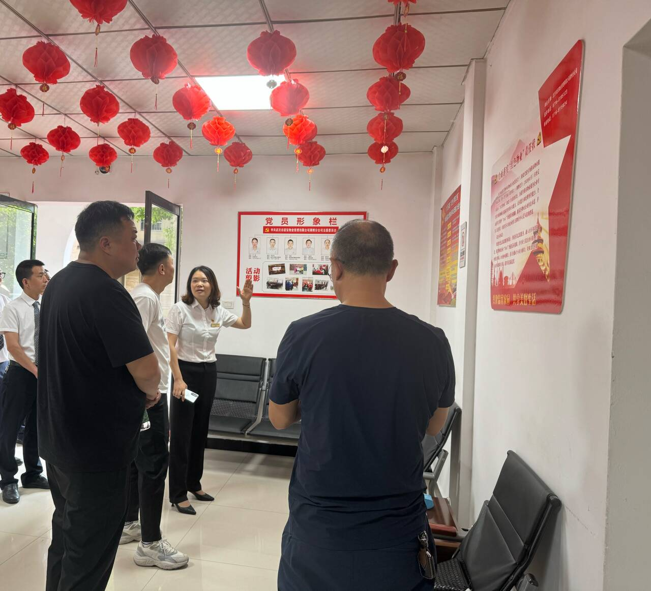 沙市區(qū)住建局領(lǐng)導(dǎo)調(diào)研居安物業(yè)荊州分公司,共謀物業(yè)行業(yè)健康發(fā)展 沙市區(qū)住建局領(lǐng)導(dǎo)調(diào)研居安物業(yè)荊州分公司,共謀物業(yè)行業(yè)健康發(fā)展